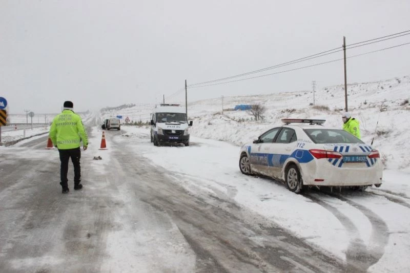 Kar yağışı etkili oluyor, zincirsiz araç bırakılmıyor
