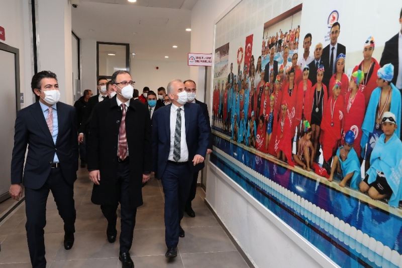Bakan Kasapoğlu, Denizli Büyükşehrin spor yatırımlarını inceledi
