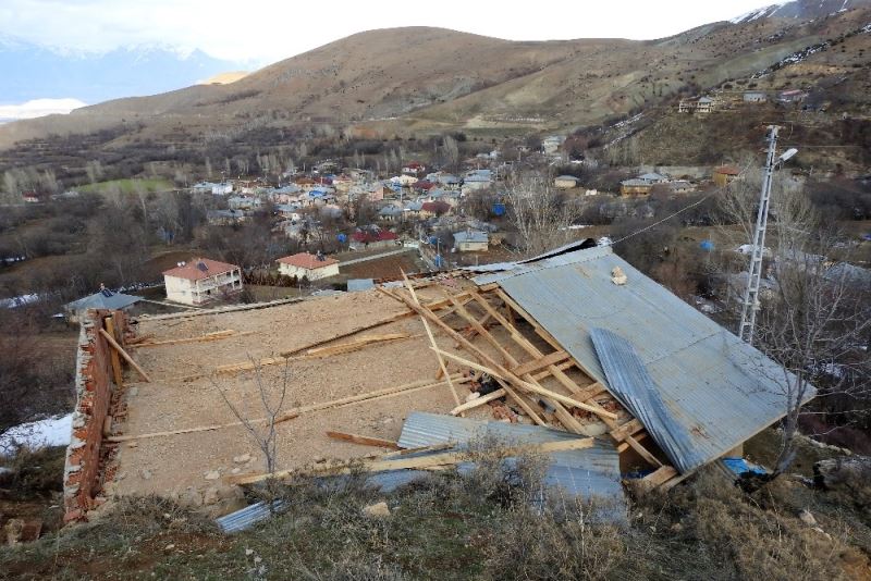 Erzincan’da fırtına bir evin çatısını uçurdu
