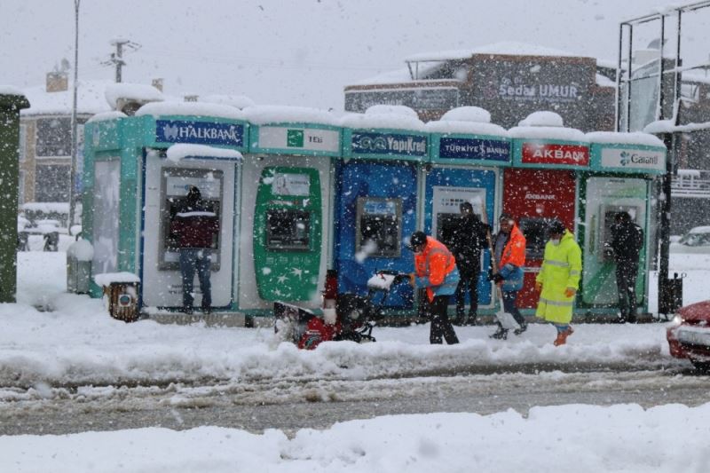 Serdivan Belediyesi bin 835 sokakta karla mücadelesini sürdürüyor
