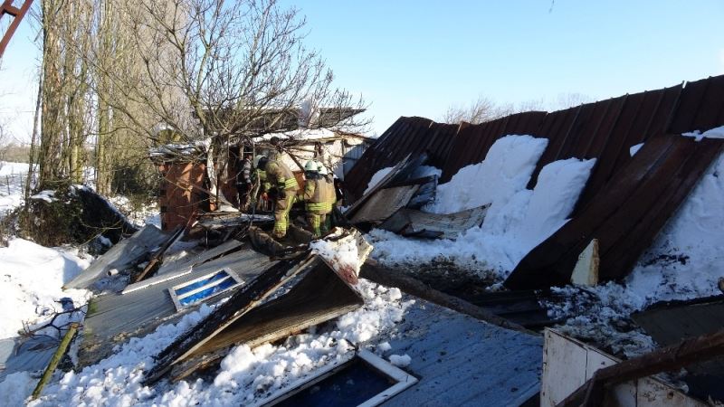 Tuzla’da ahırın çatısı çöktü, 60’a yakın hayvan kurtarıldı
