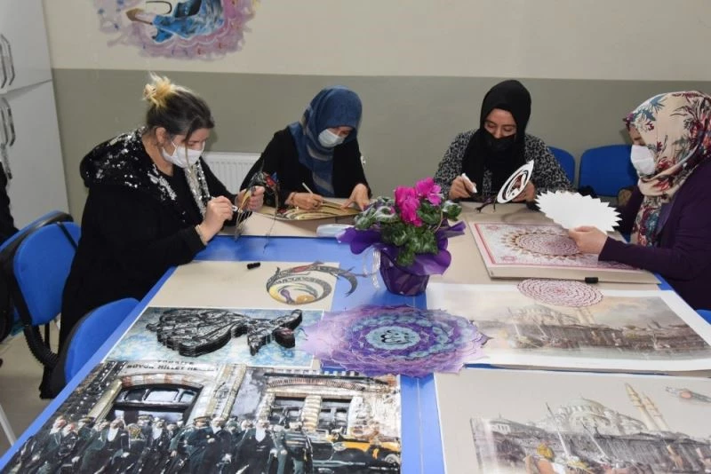 Manisa’da 3 boyutlu kağıt rölyef kursu yoğun ilgi gördü

