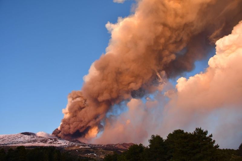 Etna Yanardağı yeniden faaliyete geçti
