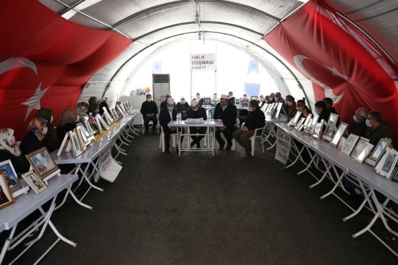 Evlat nöbeti tutan aileler, 13 şehit için mevlit okuttu
