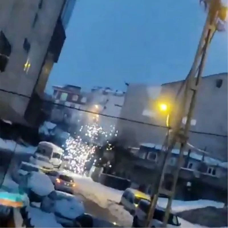 (ÖZEL) Elektrik telleri havai fişek gibi patladı
