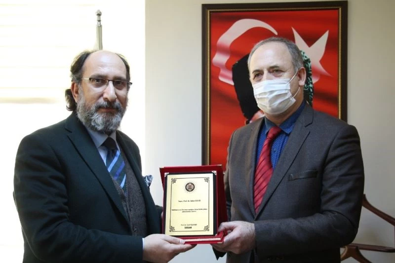 Oltu Beşeri ve Sosyal Bilimler Fakültesi’nin yeni dekanı Prof. Dr. Cavit Yeşilyurt oldu
