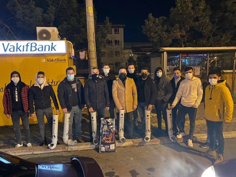 Eski su boruları mama kabı oldu
