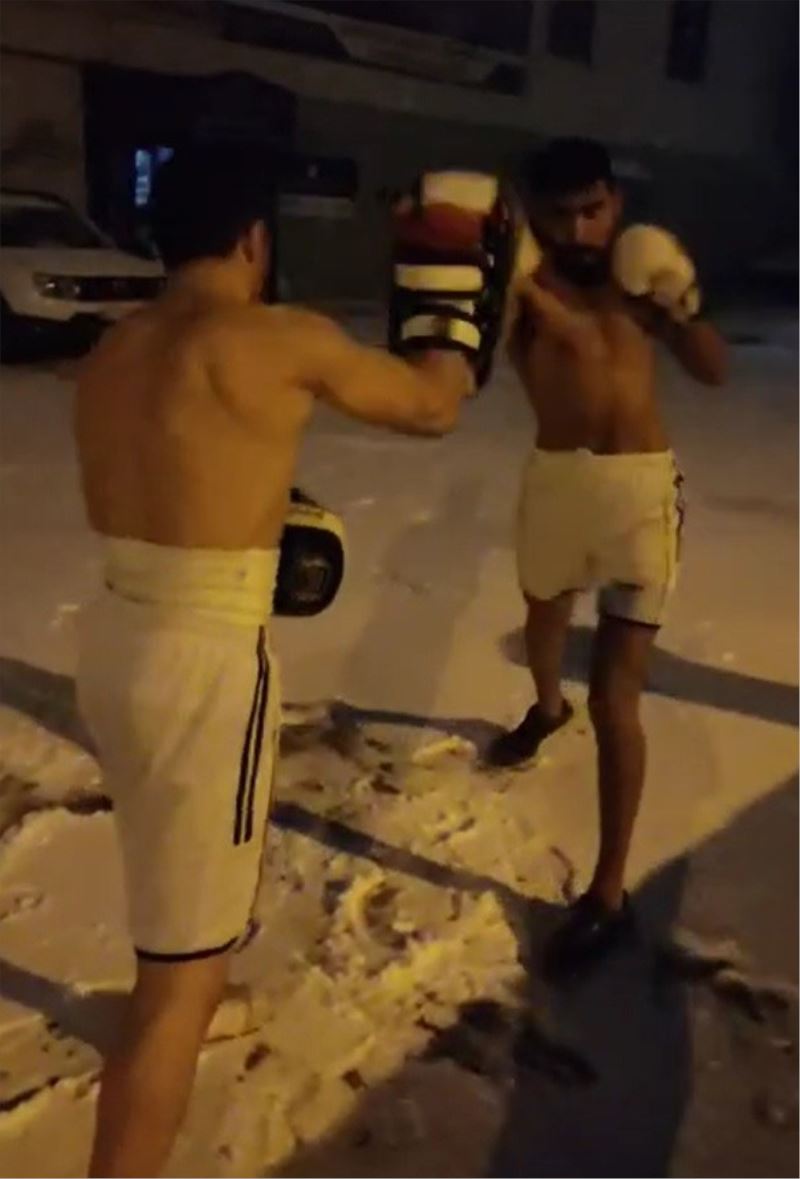 Soğuğa aldırmadan giysilerini çıkartıp kick boks yaptılar
