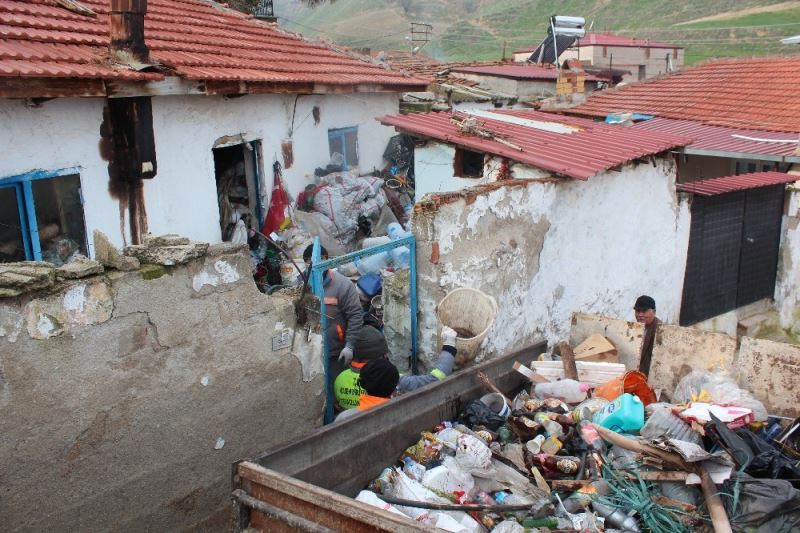 Alaşehir’de çöp evlerden 20 traktör çöp çıkarıldı
