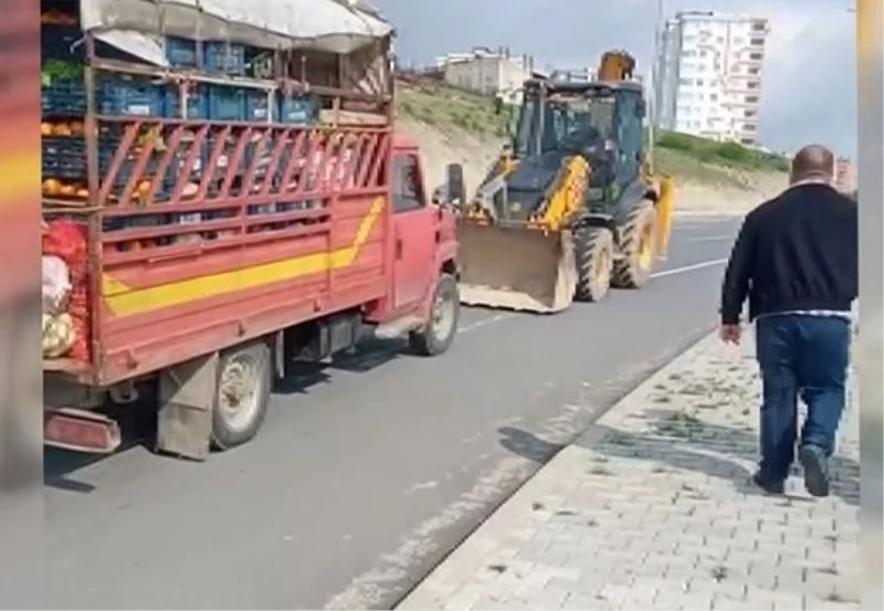 Yolda kalan meyve sebze yüklü kamyoneti iş makinesiyle götürdüler
