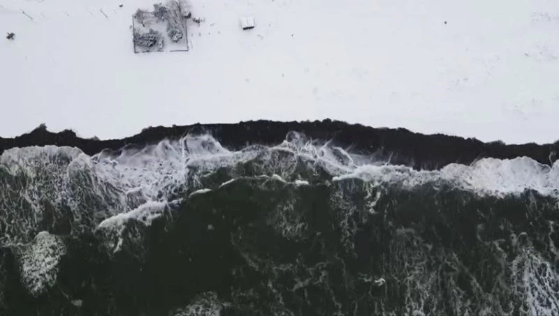 Karadeniz’in hırçın dalgaları karla buluşunca doyumsuz görüntüler ortaya çıktı
