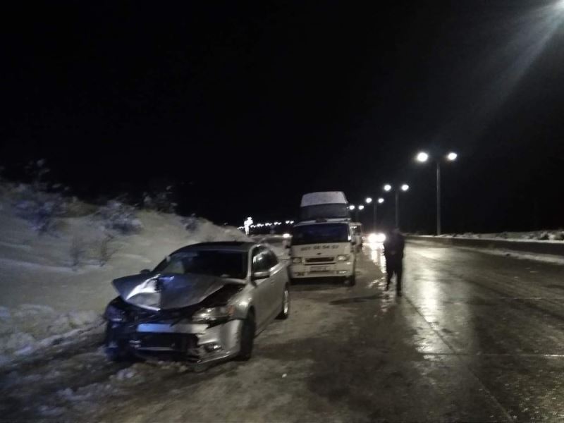 Gürcistan’da buzlanan yolda 15 araç birbirine girdi
