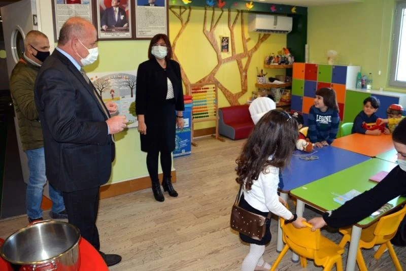 Öğrenciler üniformalı meslek tanıtımı
