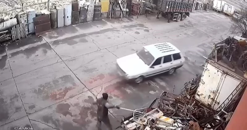 Otomobille gelen hırsızları demir çubukla kovaladı
