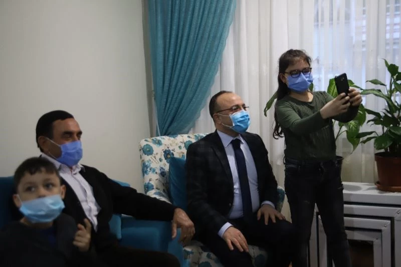 Gözyaşı döken küçük Hiranur’a ’Vali Amca’dan sürpriz ziyaret
