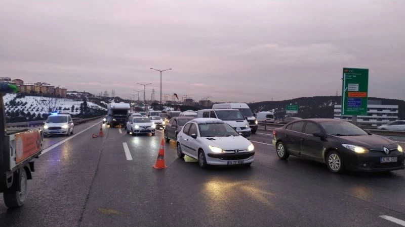 Tem’de Seyrantepe mevkiinde ticari bir otomobil emniyet şeridinde arıza yaparak duran çevik kuvvet aracına arkadan çarptı. Kazada 1 kişi yaralanırken Tem’de uzun araç kuyruğu oluştu
