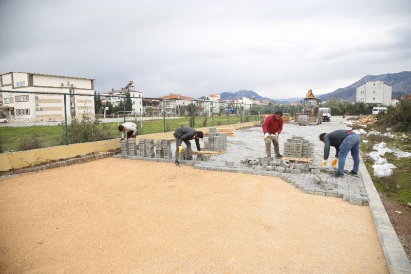 Çıplaklı Mahallesi’ne parke yol
