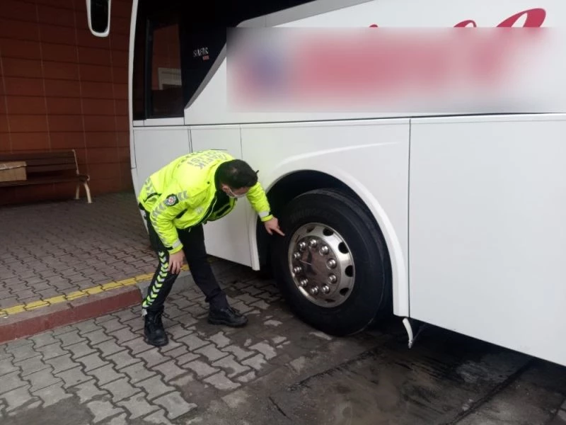 Trafik ekiplerinde yolcu otobüslerine kış lastiği denetimi
