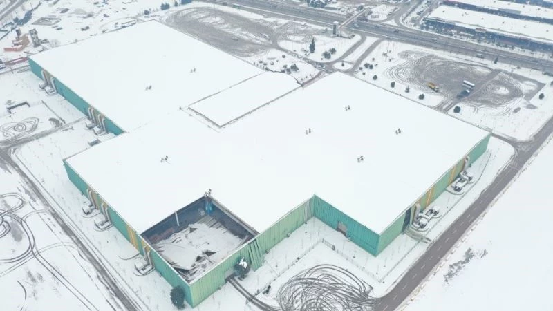 Karın ağırlığına dayanamayan Uluslararası Fuar Merkezinin çatısı çöktü
