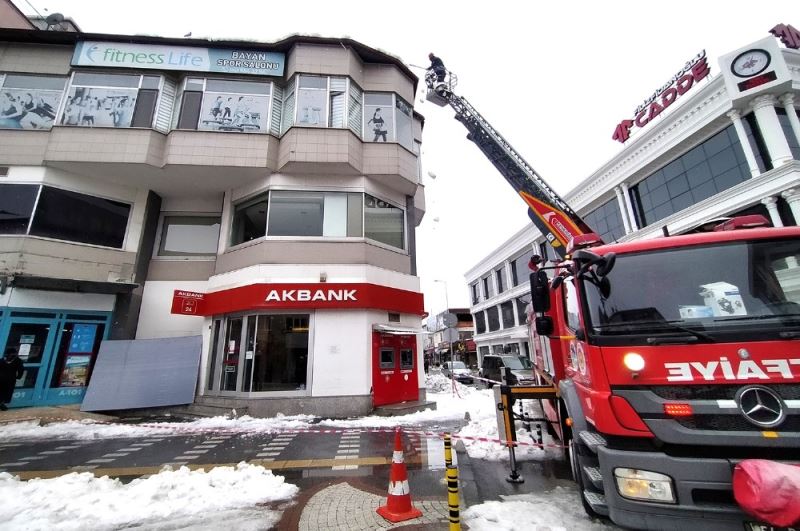 İtfaiye ekipleri, tehlike oluşturan kar birikintilerini temizledi
