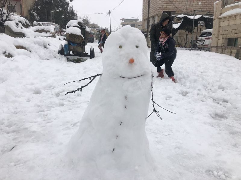 El Halil’de kar yağışının keyfini çocuklar çıkardı
