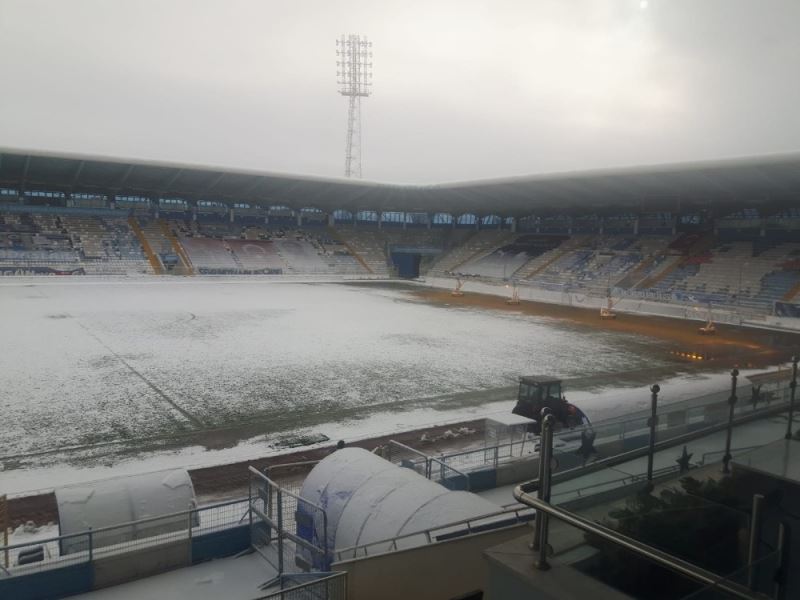 Hatayspor maçı öncesi saha zemininde yoğun çalışma
