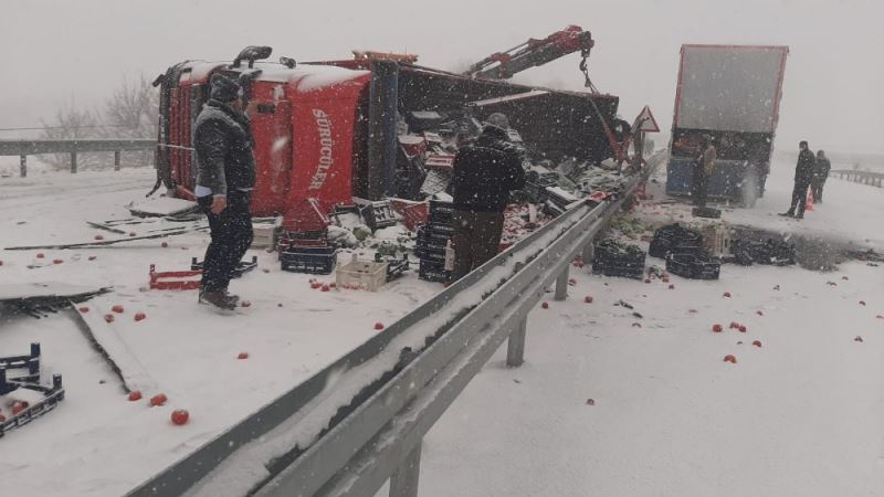 Elazığ’da tırlar çarpıştı, sebze ve meyveler yola saçıldı:3 yaralı
