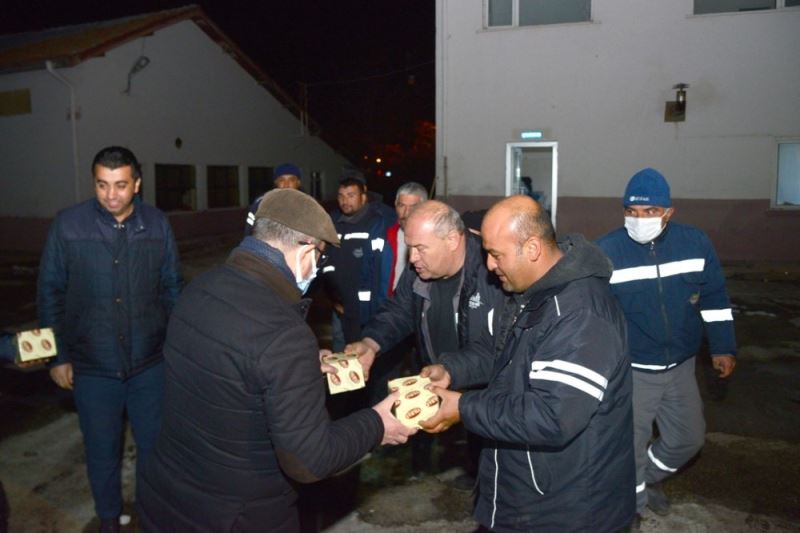 Belediye Başkanı Ekicioğlu, gece mesaisindeki personelini ziyaret etti
