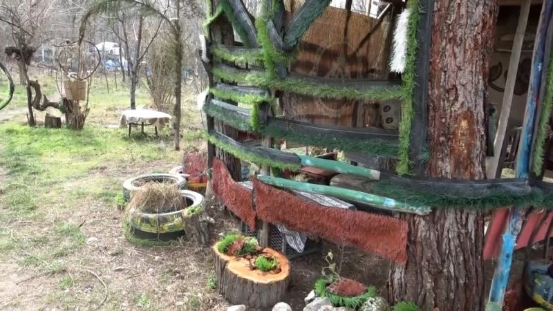 Atık malzemelerle evinin bahçesini dizayn etti, emekliliğin keyfini sürmeye başladı
