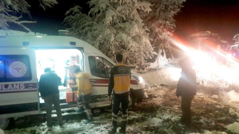 Ambulanslara geçit vermeyen yollar açıldı, hastalar sağlık merkezlerine ulaştırıldı
