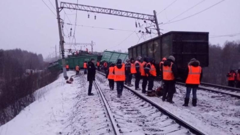 Rusya’da trenin raydan çıktığı kazada 25 vagon birbirine girdi
