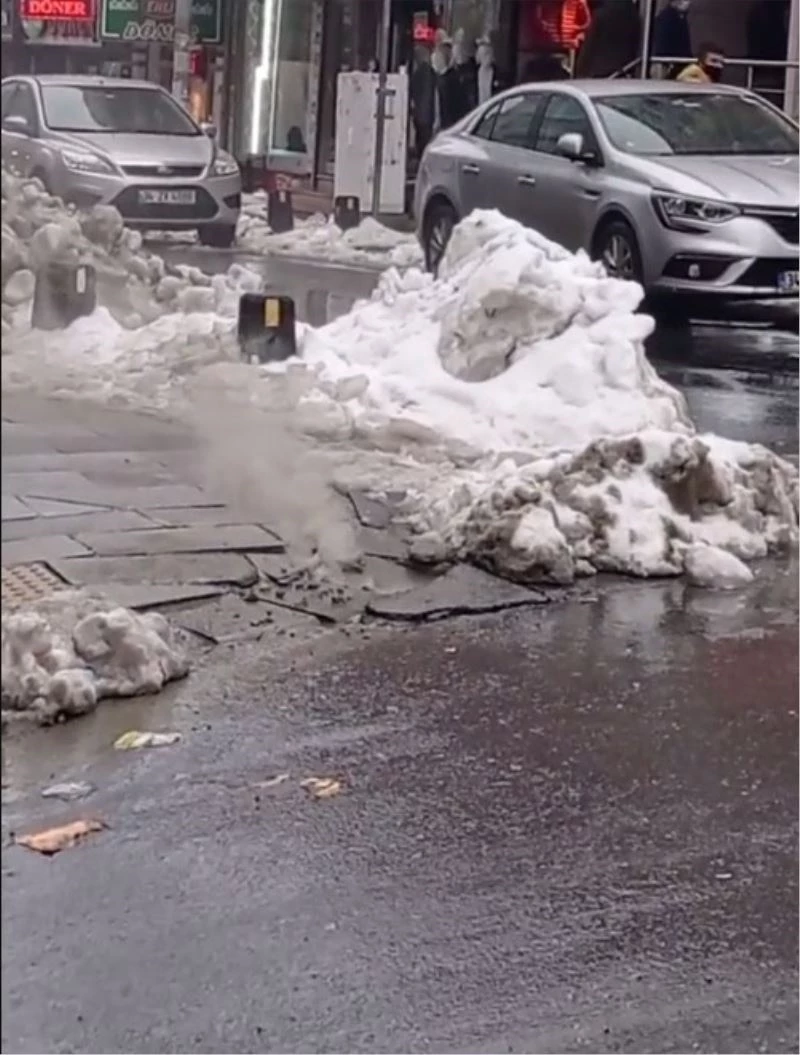 (Özel) Arnavutköy’de yer altındaki kablo tutuştu, dumanlar paniğe neden oldu

