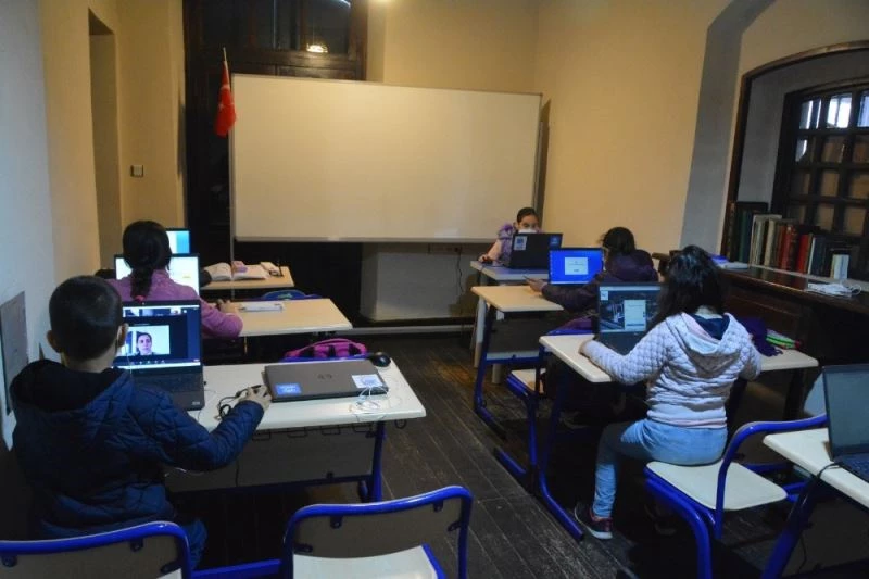 Öğrenciler EBA Erişim Merkezi’nde derslerine giriyor
