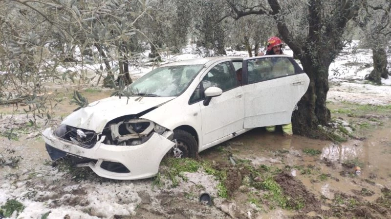 Otomobil zeytinliğe uçtu, itfaiyeci yaşlı kadını sırtında ambulansa taşıdı
