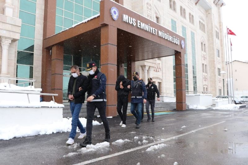 Midesinde uyuşturucu sevkiyatı yapan 2 kişi, polisin dikkati sayesinde yakalandı
