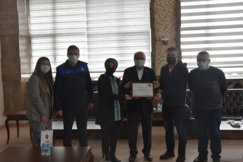 Fırında kalan ekmekleri barınağa bağışlıyorlar
