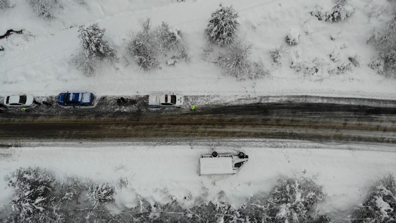 Kar yağışı etkili oldu, bazı araçlar devrildi bazıları kara saplandı
