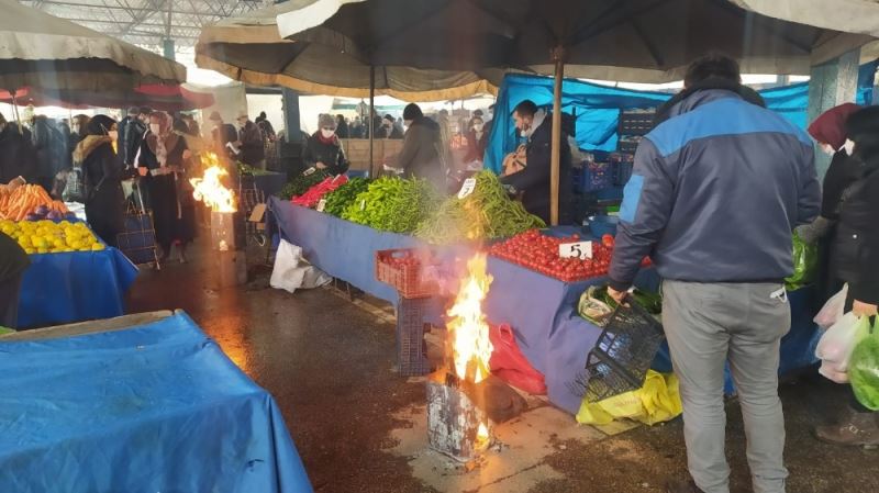 Kütahyalı pazarcılar tenekede ateş yakarak ısınıyor
