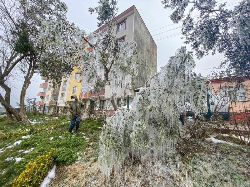Bursa’da patlayan su hortumu ortaya buzdan heykellerin çıkmasına sebep oldu
