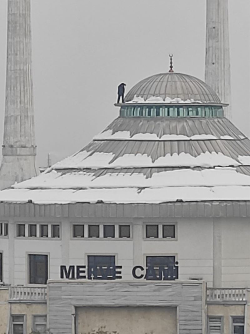 Bursa’da cami kubbesinde tehlikeli temizlik
