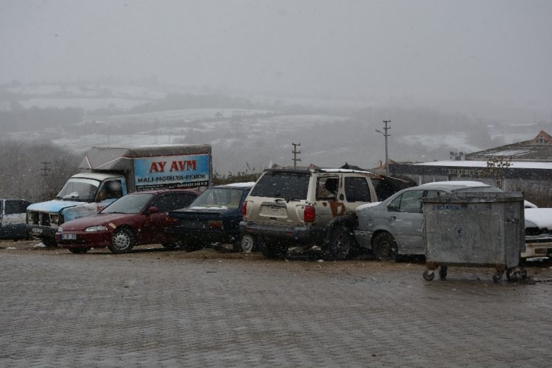 Sinop’ta kaporta ve boyacıların yoğun kar mesaisi
