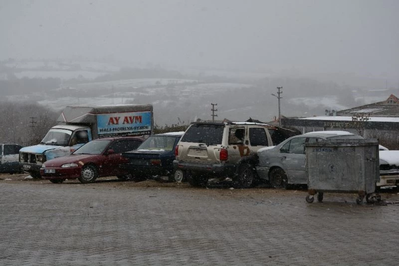 Sinop’ta kaporta ve boyacıların yoğun kar mesaisi
