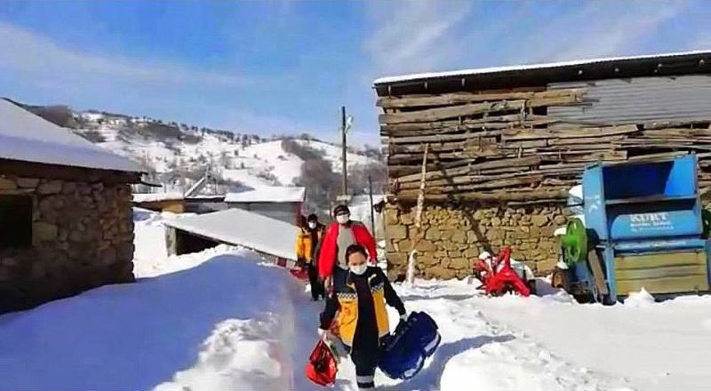 Karlı yolları aşan vefakâr sağlıkçılar hastaların imdadına yetişiyor
