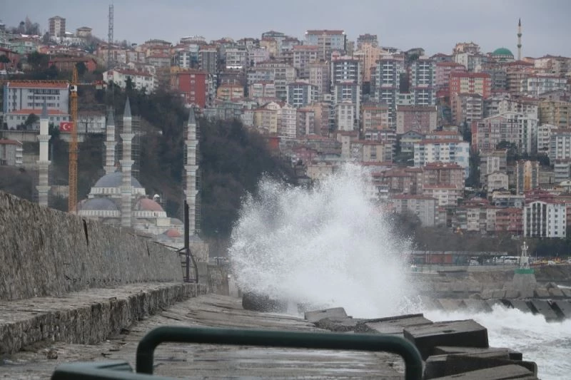 Zonguldak’ta dalgalar mendireği aştı
