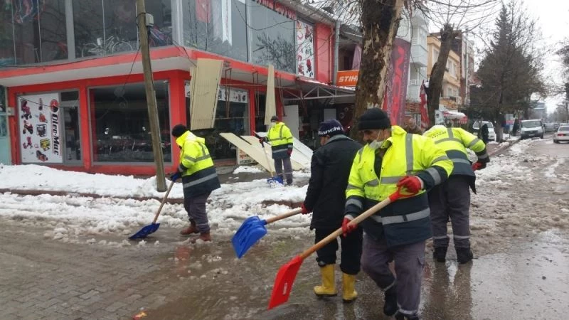 Kaldırımlarda kar temizliği
