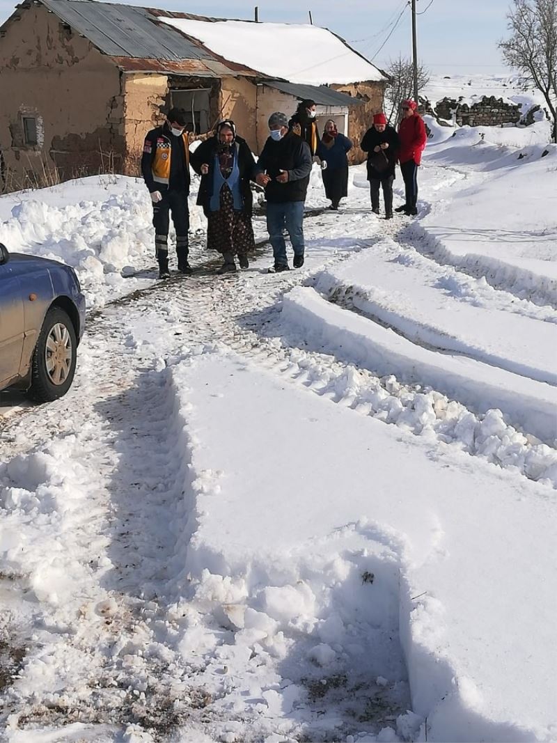 Kar nedeniyle ambulans yolda kaldı, hastaya 2 saat sonra ulaşıldı
