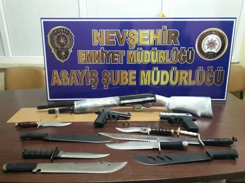 Silahla yaralama olayı şüphelisinin evinde aramada çok sayıda kesici alet ele geçirildi
