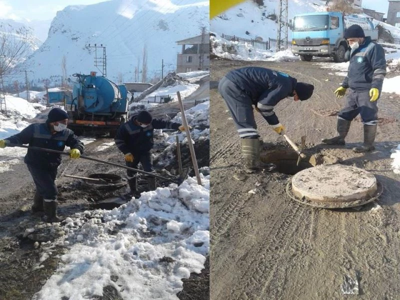 Kanalizasyon ekibinin dondurucu soğukla mücadelesi
