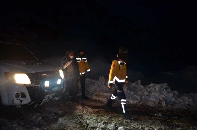 Şırnak’ta karla mücadele ekipleri bir yandan yolları açıyor bir yandan da hastaları taşıyor
