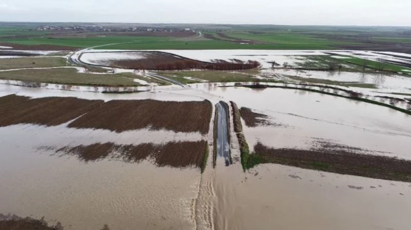 Tekirdağ’da yollar ve tarlalar sular altında kaldı
